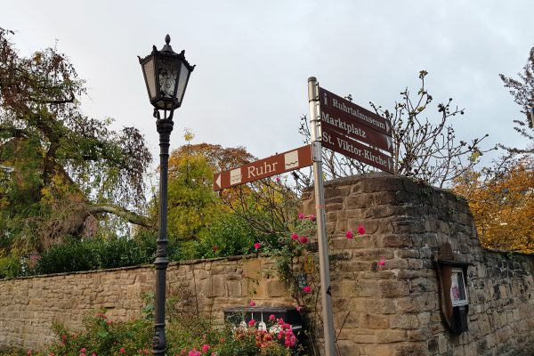 Das Foto zeigt Schilder in der Altstadt von Schwerte