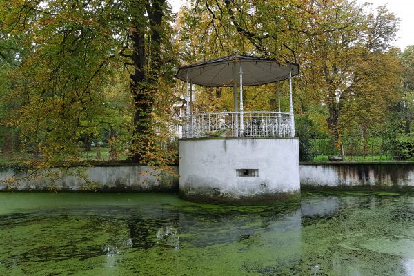 Das Foto zeigt die Garteninsel des Schloss Schwansbell in Lünen