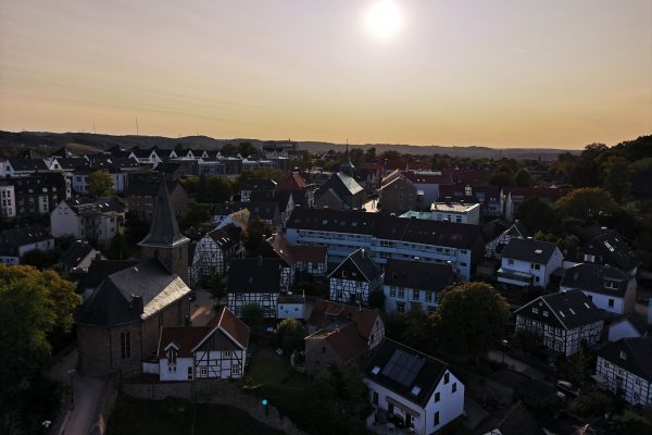 Das Foto zeigt den Ausblick von der Burg Blankenstein in Hattingen auf das Dorf Blankenstein