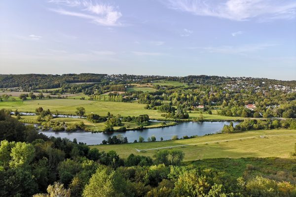 Das Foto zeigt den Ausblick von der Burg Blankenstein in Hattingen auf die Ruhr und Bochum Stiepel