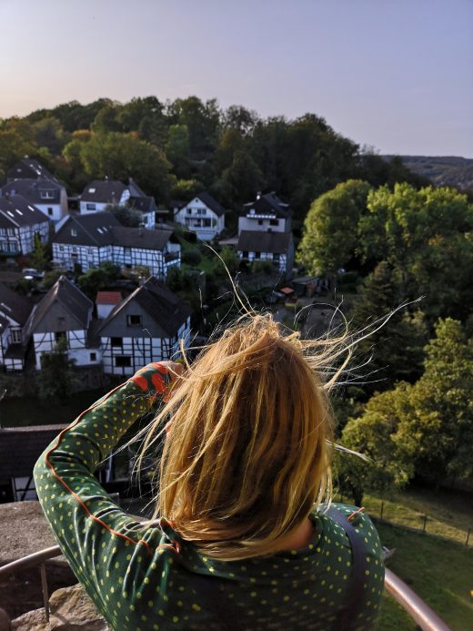 Das Foto zeigt Heike auf der Burg Blankenstein in Hattingen