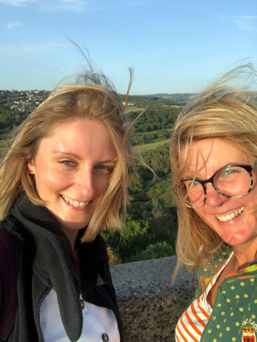 Das Foto zeigt Katalina und Heike auf der Burg Blankenstein in Hattingen