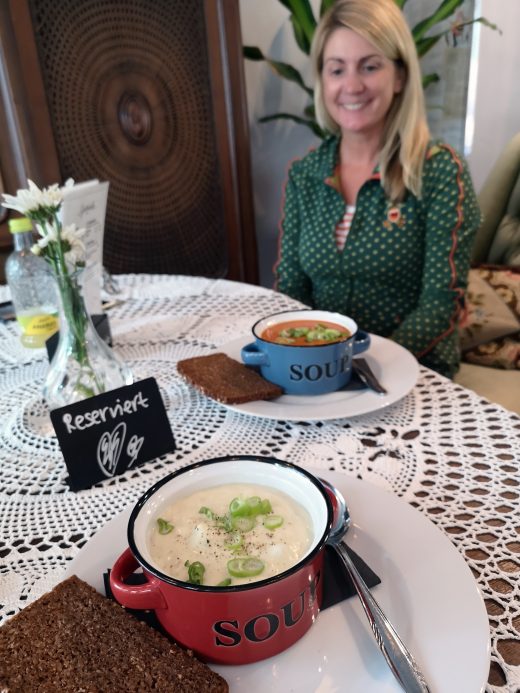 Das Foto zeigt zwei Suppen im Café Omi backt in Bochum