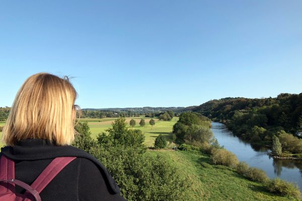 Das Foto zeigt Katalina mit Blick auf die Ruhr