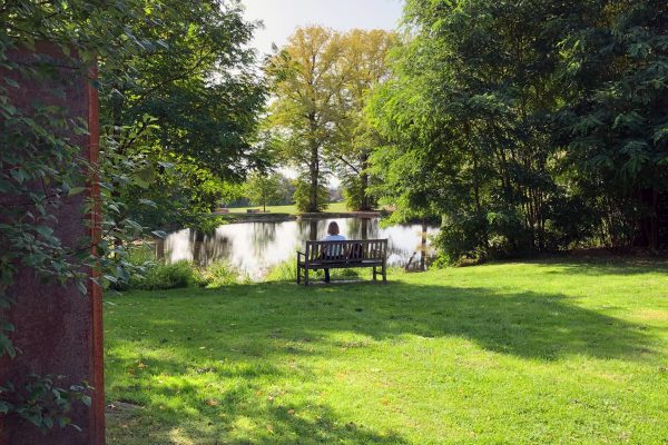 Das Foto zeigt Katalina im Schlosspark Weitmar in Bochum