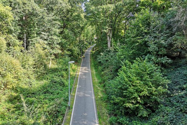 Das Foto zeigt einen Radfahrer auf der Springorumtrasse in Bochum Weitmar