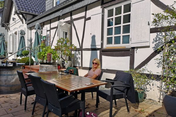 Das Foto zeigt Heike auf der Terrasse des Waldhaus Bochum