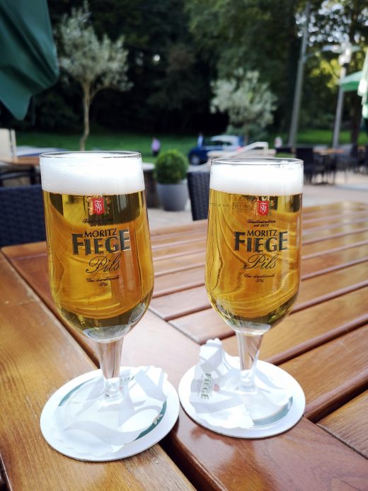 Das Foto zeigt zwei Fiege Radler im Waldhaus Bochum