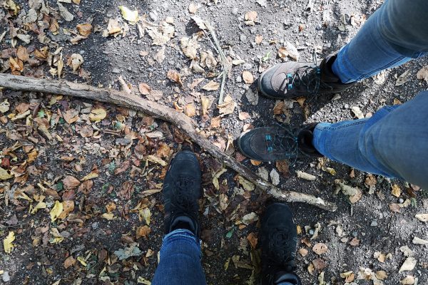 Das Foto zeigt Heikes und Katalinas Wanderschuhe