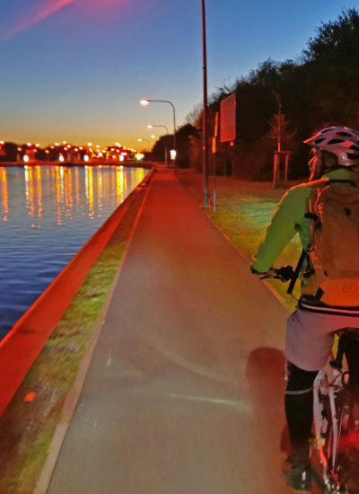 Das Foto zeigt einen Radfahrer im Dunkeln am Rhein-Herne-Kanal in Oberhausen
