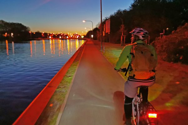 Das Foto zeigt einen Radfahrer im Dunkeln am Rhein-Herne-Kanal in Oberhausen