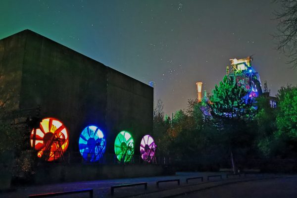 Das Foto zeigt die beleuchteten Illumination svom Lichtkünstler Jonathan Park im Landschaftspark Duisburg-Nord