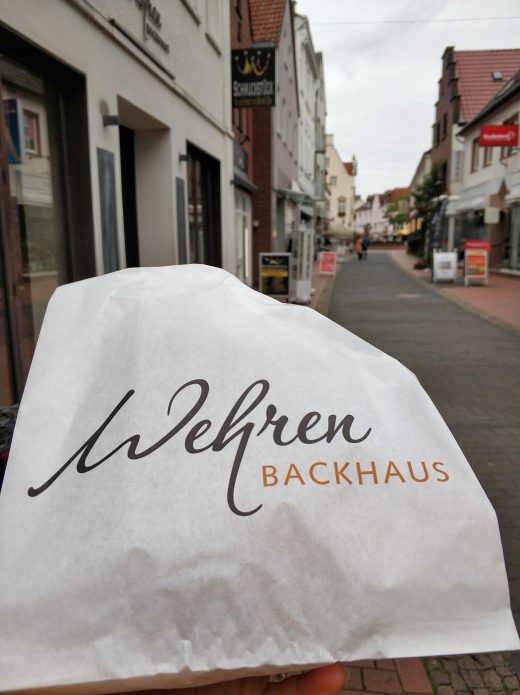 Das Foto zeigt eine Brottüte des Backhaus Wehren in der historischen Altstadt von Haltern am See