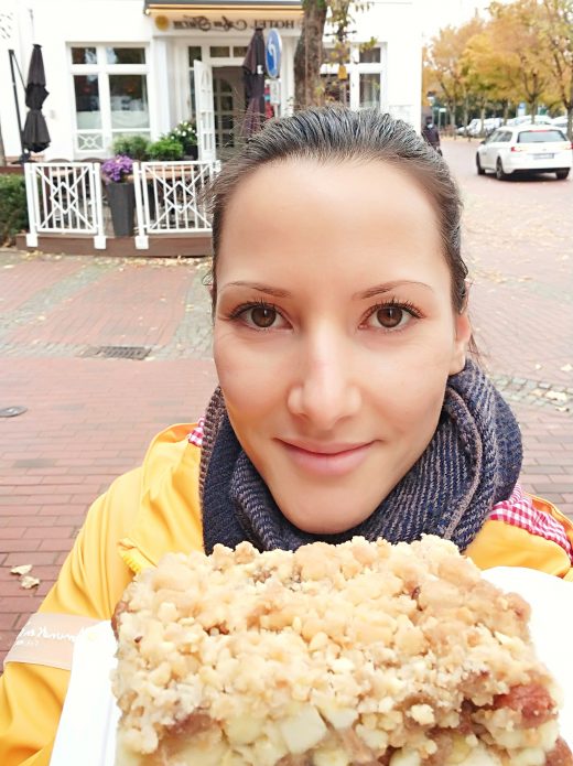 Das Foto zeigt Laura mit Kuchen vom Backhaus Wehren in der historischen Altstadt von Haltern am See