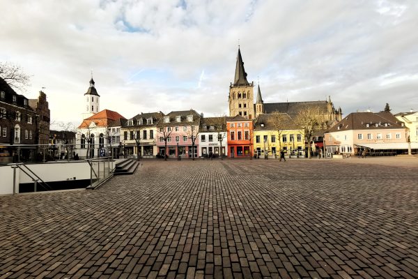 Das Foto zeigt den Marktplatz in der Altstadt von Xanten