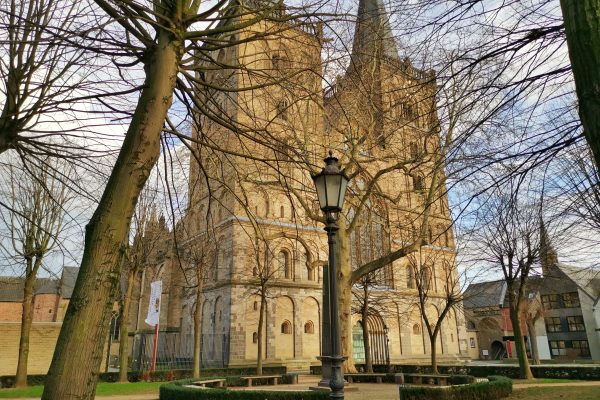 Das Foto zeigt den gotischen Dom in der Altstadt von Xanten