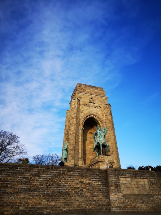 Das Bild zeigt ein Reiterdenkmal