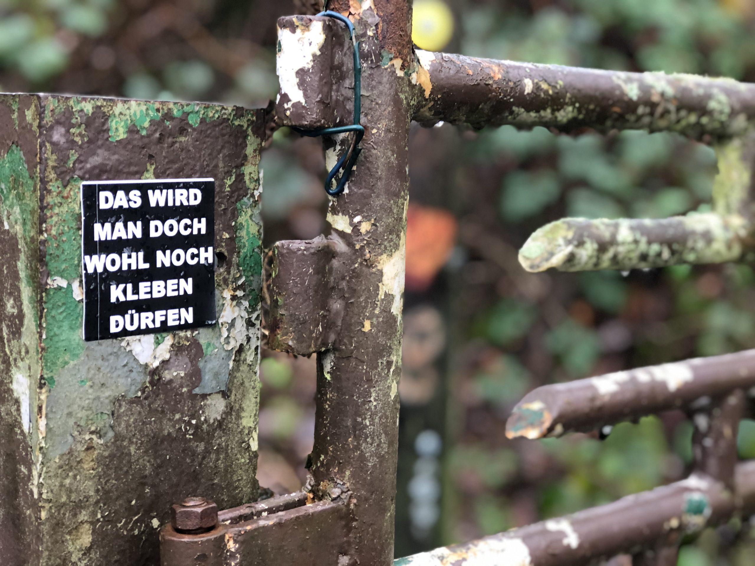 Rostiges Tor auf dem Wanderweg zur Burgruine Hardenstein in Witten im Ruhrgebiet