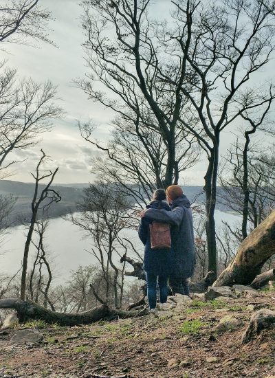 Das Foto zeigt ein Pärchen mit Blick auf den Baldeneysee in Essen