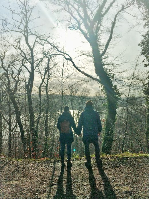 Das Foto zeigt ein Pärchen mit Aussicht auf den Baldeneysee in Essen