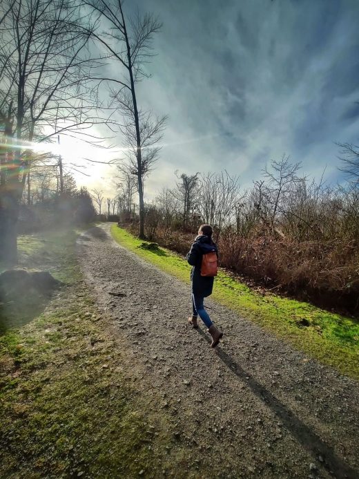 Das Foto zeigt Laura bei ihrer Winterwanderung auf dem Baldeneysteig