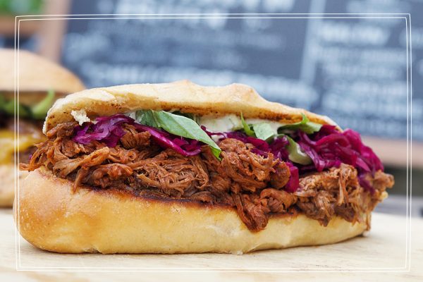 Das Foto zeigt ein Pulled Beef Sandwich des Food Trucks Futteflotte