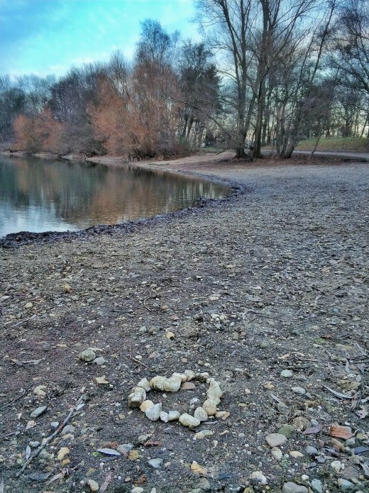 Das Foto zeigt ein Herz aus Steinen an der Sechs-Seen-Platte in Duisburg