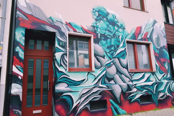 Das Foto zeigt ein Graffiti auf einem Haus in Bochun