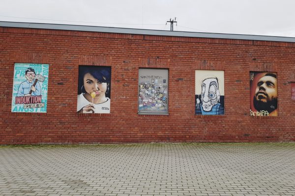 Das Foto zeigt Portrait Graffitis an der Rotunde in Bochum