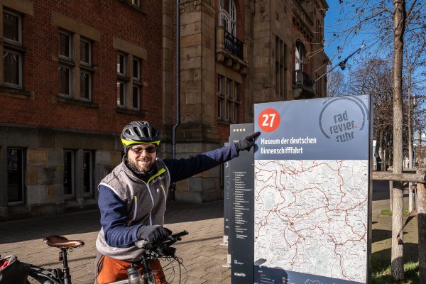 Das Foto zeigt einen Radfahrer am Knotenpunkt 27, dem Museum der deutschen Binnenschifffahrt in Duisburg