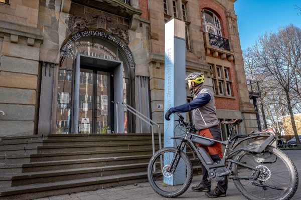 Das Foto zeigt einen Radfahrer am Eingang zum Museum der deutschen Binnenschifffahrt