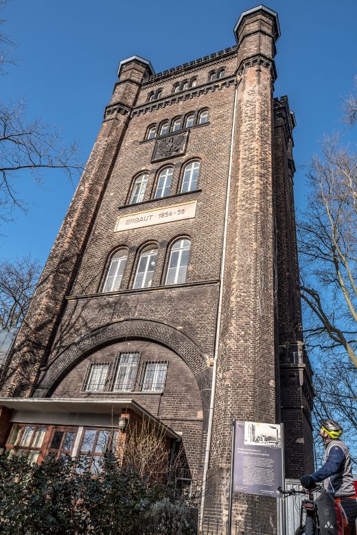 Das Foto zeigt den Hebeturm in Duisburg-Homberg