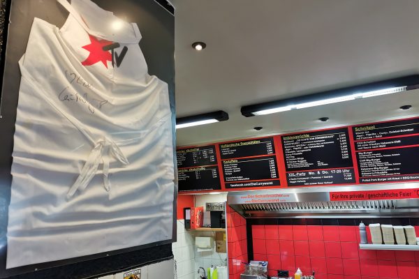 Das Foto zeigt eine signierte Kochschürze mit Stern TV Logo bei "Die Currywurst" in Wanne-Eickel