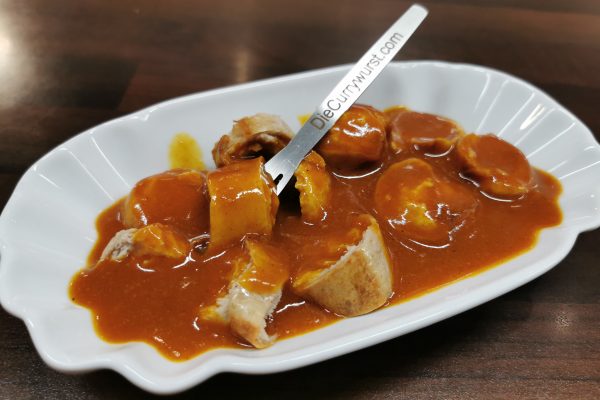 Das Foto zeigt eine klassische Currywurst bei "Die Currywurst" in Wanne-Eickel