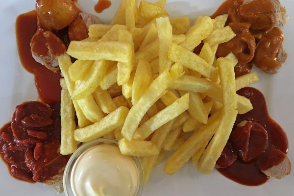 Das Foto zeigt das „Currywurst Potpourri“ mit verschiedenen Currysaucen und Schärfegraden bei "Die Currywurst" in Wanne-Eickel