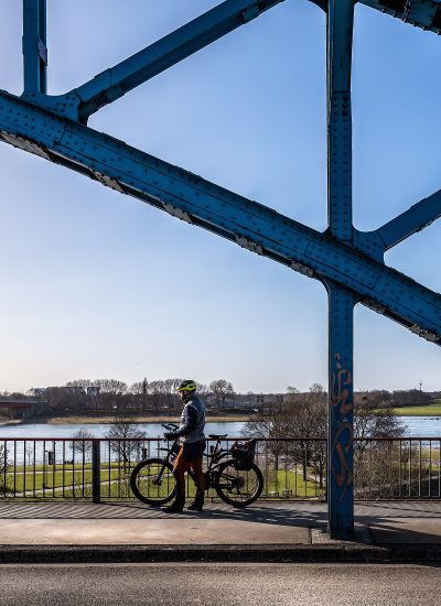 Das Foto zeigt einen Radfahrer am Rhein in Duisburg