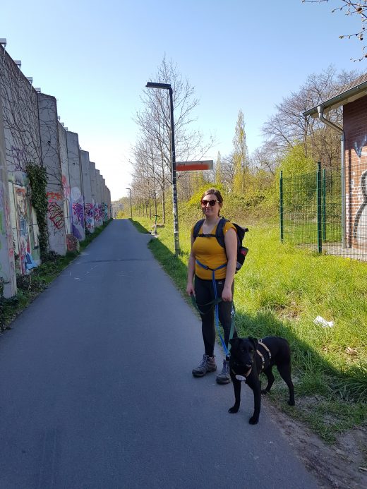 Das Foto zeigt eine Frau mit Hund auf der Schnettkerbrücke in Dortmund