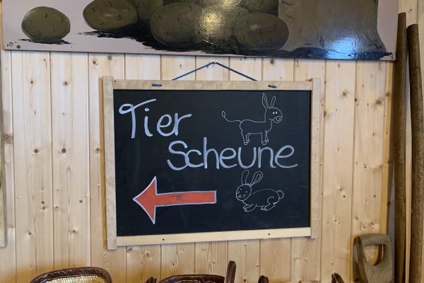 Das Foto zeigt eine Tafel mit der Aufschrift "Tierscheine" auf Feldmanns Grünem Markt in Essen