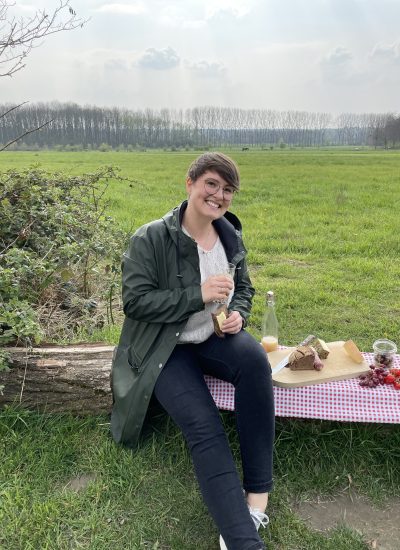 Das Foto zeigt Johanna beim Picknick auf dem Auberg in Mülheim an der Ruhr