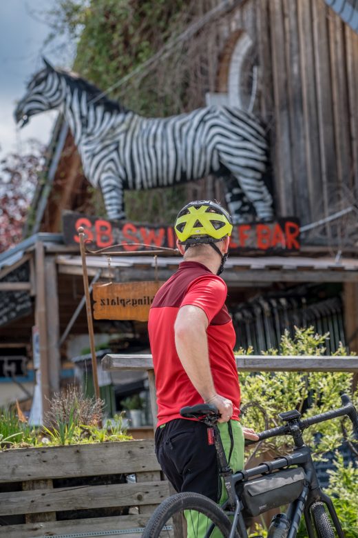 Das Foto zeigt Jochen am Eingang der Straußenfarm in Essen