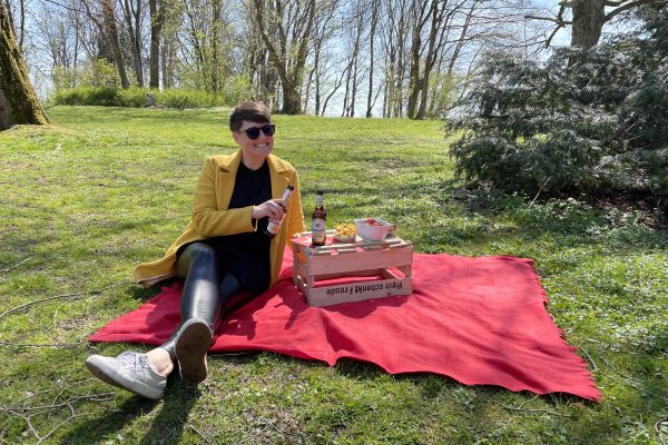 Das Foto zeigt Johanna beim Picknick an der Hohensyburg in Dortmund