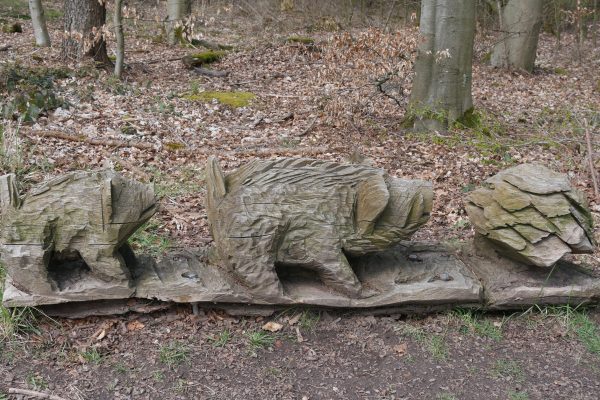 Das Foto zeigt eine Wildschwein-Skulptur aus Holz auf dem 3 Türme WEG in Hagen