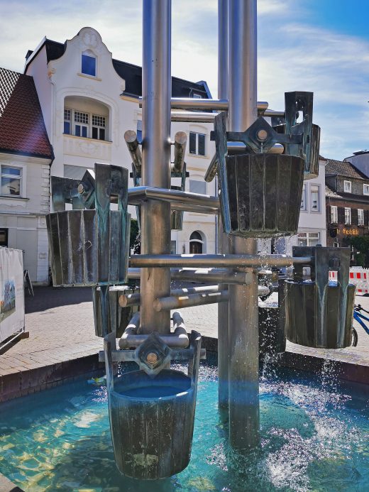 Das Foto zeigt den Brunnen am Marktplatz von Beckum