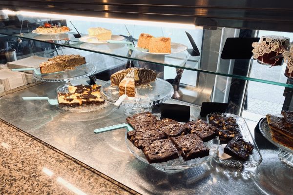 Das Foto zeigt die Kuchentheke des Cafés Omi backt im Szeneviertel Bochum Ehrenfeld