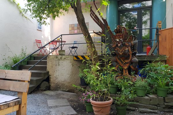 Das Foto zeigt den Hinterhof des raum cafés und Knuts im Wiesenviertel in Witten