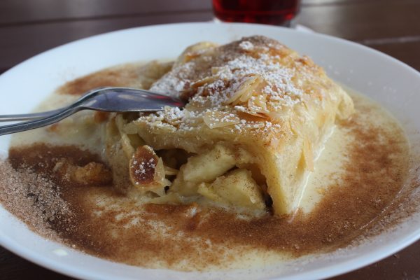 Das Foto zeigt Apfelstrudel im Biergarten des Bootshaus Ruhreck in Essen-Steele