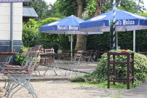 Das Foto zeigt den Biergarten des Bootshaus Ruhreck in Essen-Steele