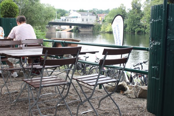 Das Foto zeigt den Biergarten des Bootshaus Ruhreck in Essen-Steele