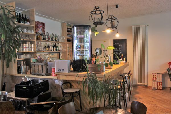 Das Foto zeigt die Theke des Grünen Salons in der Nordstadt von Dortmund