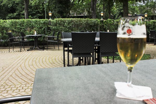 Das Foto zeigt den Biergarten der Kartoffel-Kiste in Duisburg